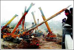 6輛大吊車合力營(yíng)救深陷打樁機(jī)